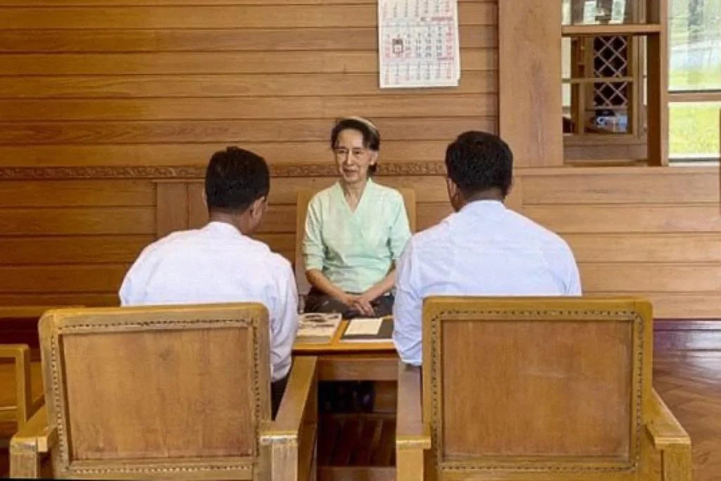 Photo: News1Live Myanmar State Media Publishes Photos of Aung San Suu Kyi on Phone Call with Son